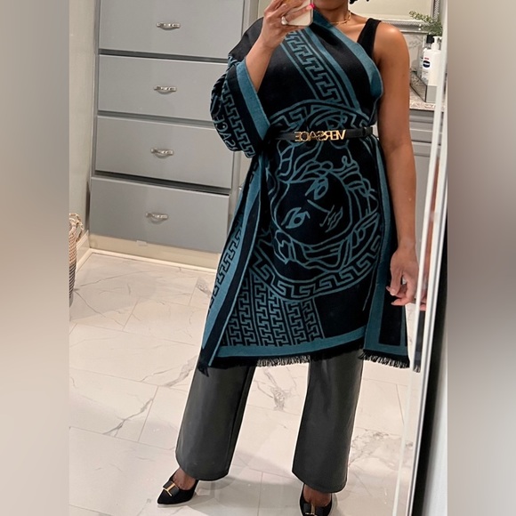 Authentic versace scarf, in very good condition as you can see in pics & video - Picture 6 of 8